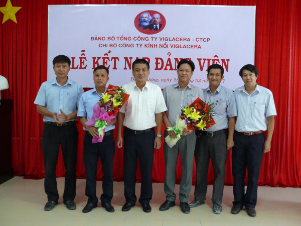 Chi bộ Công ty Kính nổi Viglacera kết nạp 2 đồng chí Đảng viên mới